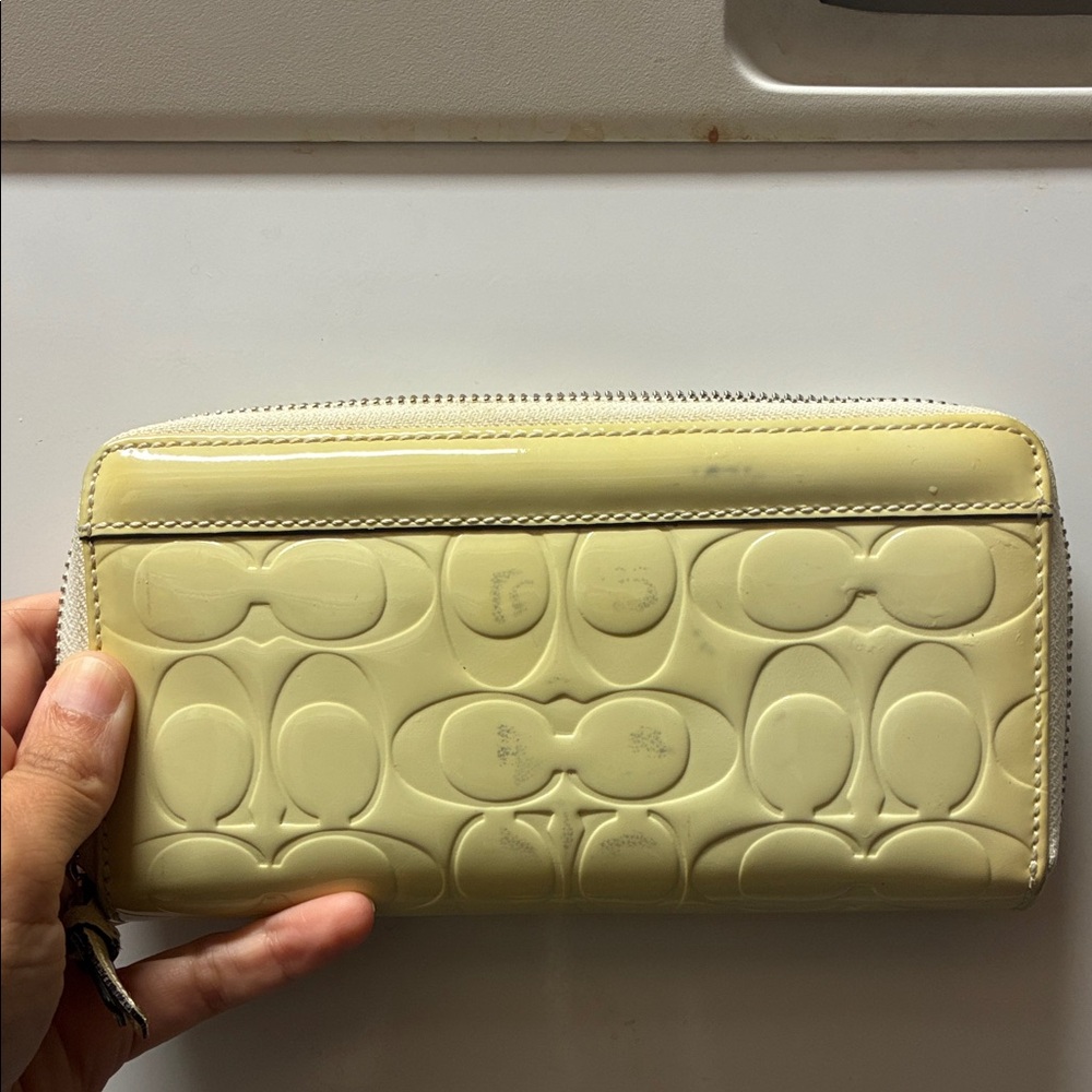 ‼️Coach Cream Embossed Wallet‼️ - Picture 4 of 8